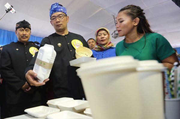 Wali Kota Bandung Ridwan Kamil saat pameran dan sosialisasi penggunaan kemasan alternatif pengganti styrofoam dan plastik di Teras BIP Bandung, Rabu (14/12). by Meiwan Humas Pemkot Bandung