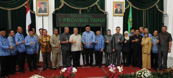 Gubernur Jabar Ahmad Heryawan berfoto bareng 16 kepala daerah di Gedung Sate, Selasa (17/). by Humas Pemprov Jabar