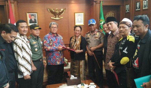Sukmawati Soekarnoputri menyerahkan petisi ke Gubernur Jabar Ahmad Heryawan, di Gedung Sate, Kamis (19/1). by bbcom
