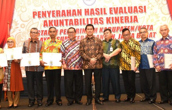 Wagub Jabar Deddy Mizwar mendampingi Menteri PANRB Asman Abnur saat penyerahan hasil evaluasi SAKIP di Hotel Grand Royal Panghegar Bandung, Rabu (25/1). by Humas Pemprov jabar