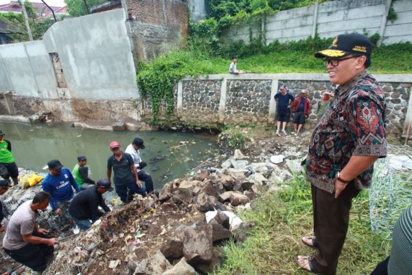 Wakil Wali Kota Bandung Oded M Danial meninjau pembangunan tanggul di Kali Ciwarga, Kel Sukaraja, Kec Cicendo, Minggu (29/1). by Humas Pemkot Bandung