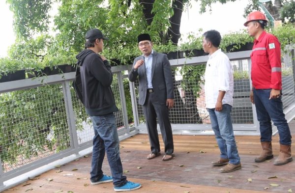 Wali Kota Bandung Ridwan Kamil saat meninjau konstruksi Skywalk Cihampelas, Bandung, Senin (16/1). by Meiwan Humas Pemkot Bandung
