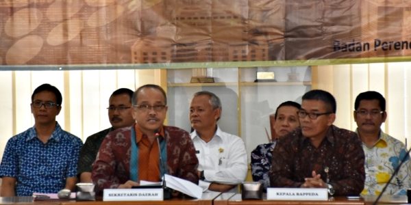 Sekda Kab Bandung Sofian Nataprawira didampingi Kepala Bappeda Kab Bandung Ernawan Mustika, saat di ruang rapat Bappeda Soreang, Kamis (26/1). by Vita Humas Pemkab Bandung