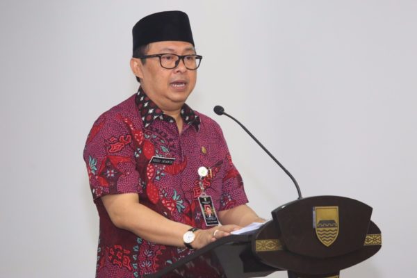 Sekda Kota Bandung Yossi Irianto saat Rapat Koordinasi dan Evaluasi Pelaksanaan Zakat Profesi bagi Aparatur Sipil Negara (ASN) di lingkungan pemerintah kota di Balai Kota Bandung, Kamis (19/1). by Meiwan Humas Pemkot Bandung