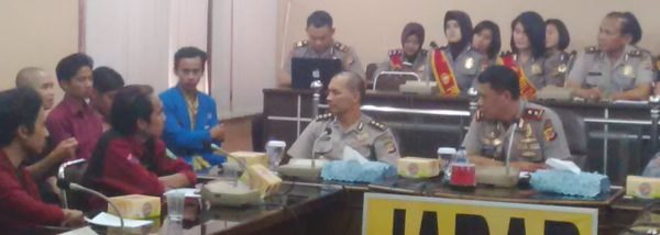 19 belas elemen mahasiswa se-Bandung Raya yang tergabung dalam Aliansi Mahasiswa Satu Bangsa (AMSB), menyatakan dukungan kepada pihak kepolisian untuk menuntaskan proses hukum Imam Besar FPI Rizieq Shihab di Mapolda Jawa Barat, Sabtu (4/2). by XV/bbcom