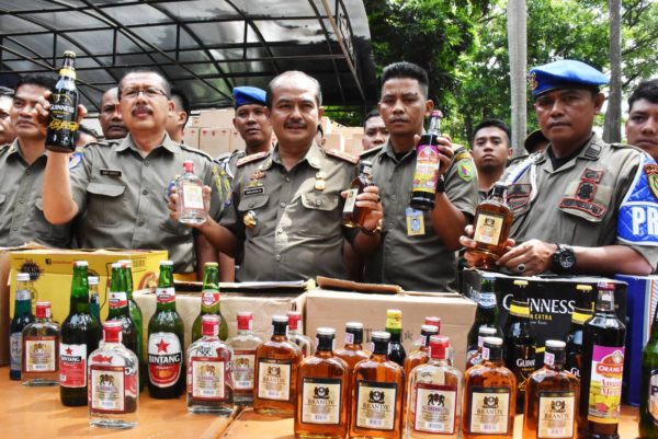 Kasatpol PP Kab Bandung Usman Sayogi saat ekspose penyitaan miras di Kantor Satpol PP Kab Bandung, Selasa (7/2). by Humas Pemkab Bandung