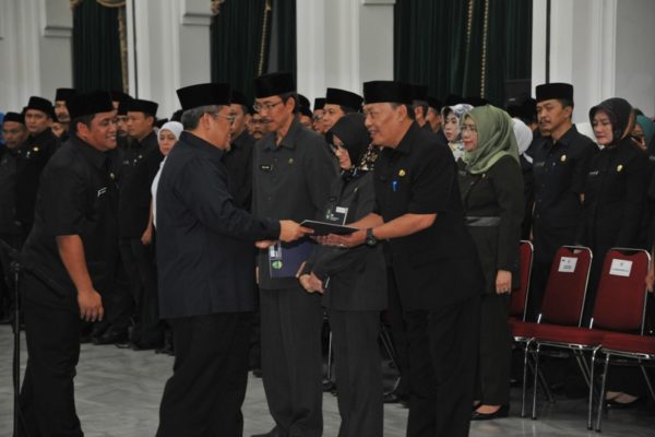 Gubernur Jabar Ahmad Heryawan melantik sebanyak 232 orang Pejabat Eselon II, III & IV di Gedung Sate, Selasa (21/2). by Humas Pemprov Jabar