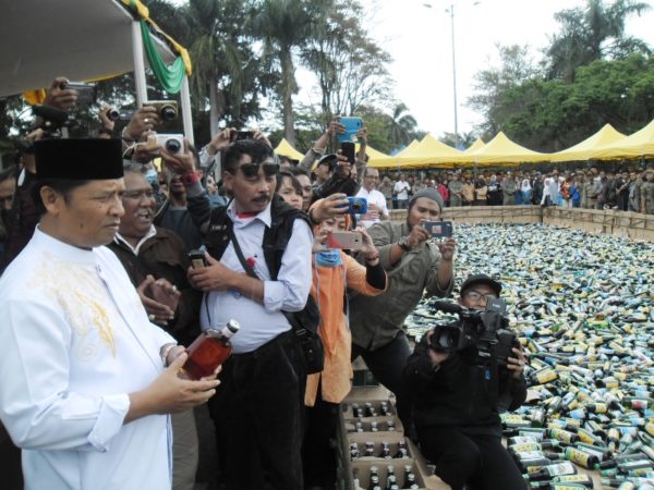 Bupati Bandung Dadang Naser saat pemusnahan barang bukti miras di depan Lapang Upakarti, Soreang, Jumat (10/2). by iwa/bbcom