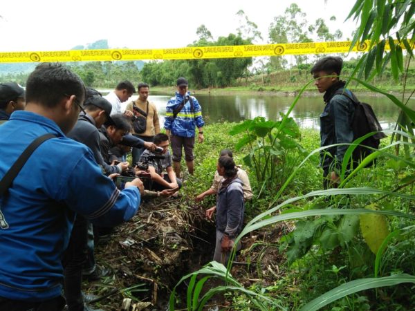 Satreskrim Polres Bandung menyegel pipa pembuangan limbah kotoran sapi dari peternakan sapi milik PT UPBS di Desa Pulosari, Kec Pangalengan, Kab Bandung, Kamis (2/2). by ist