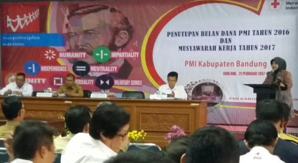 Ketua Bulan Dana PMI Kab Bandung Hj.Kurnia Agustina saat penutupan bulan dana PMI 2016 dan Musyawarah Kerja PMI Tahun 2017 di Gedung Korpri, Soreang, Selasa (21/2). by vita Humas Pemkab Bandung.