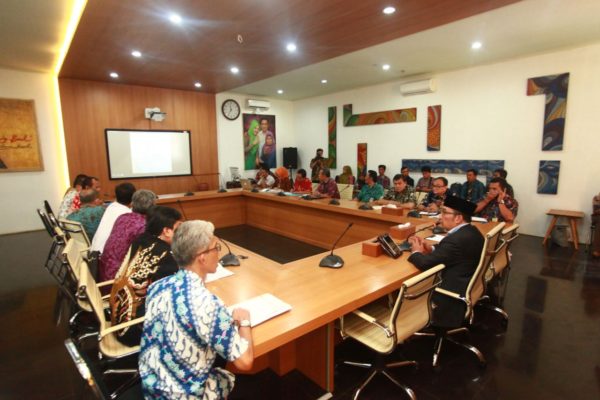 Wali Kota Bandung M. Ridwan Kamil saat menerima Ketua Satgas Koordinasi Supervisi Pencegahan KPK Asep Rahmat Suwandha di Pendopo Kota Bandung, Kamis (9/2). by Humas Pemkot Bandung