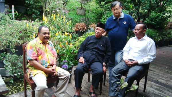 kiri-kanan; Ketum DPP Gerakan Hejo Eka Santosa, sesepuh Jawa Barat Solihin GP, Ketua DPKLTS Prof. Mubiar Purwasasmita, Mayor Jenderal TNI Mar (Purn.) Buyung Lalana, saat di kediaman Mang Ihin yang juga mantan Gubernur Jabar (1970 – 1974) di Jl. Cisitu Indah, Dago, Bandung, Mingg (20/2). by ist