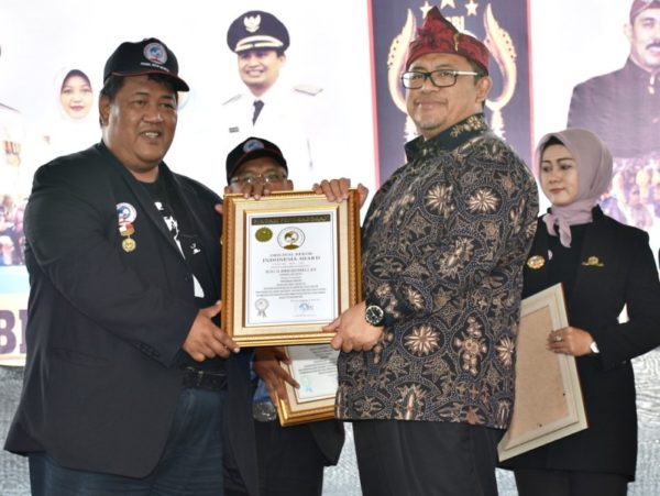 Gubernur Jabar Ahmad Heryawan, menerima penghargaan dari Original Rekor Indonesia (ORI) sebagai Penyelenggara Pendukung Gerakan Sapu Lidi di bale Rame Sopreang, Rabu (8/3). by Humas Pemkab Bandung