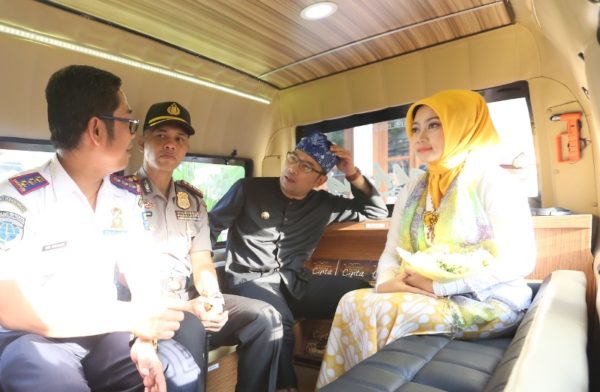 Wali Kota Bandung Ridwan Kamil saat meluncurkan inovasi transportasi pariwisata Angklung di Jalan L.L.R.E Martahdinata Rabu (1/3/17). by Meiwan Humas Pemkot Bandung