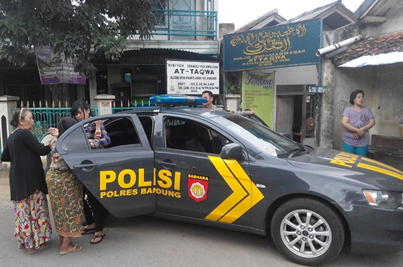 Anggota Sat Narkoba Polres Bandung, Bripda Noca, saat mengantar Mak Uwah (80) pulang ke rumahnya di Kampung Cibogor, Desa Pamekaran, Kec Soreang, Kab Bandung. by bb-8
