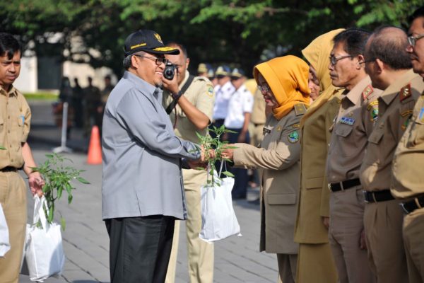Gubernur Jabar Ahmad Heryawan bagikan 2.121 bibit cabai siap tanam kepada para pegawai Pemprov Jabar dan masyarakat, saat apel pagi di halaman Gedung Sate Bandung, Senin (27/3). by Humas Pemprov Jabar
