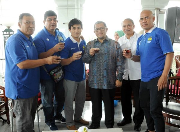 Gubernur Jabar Ahmad Heryawan saat Coffee Morning bersama Persib di Gedung Sate Bandung, Rabu (15/3). by Humas Pemprov Jabar