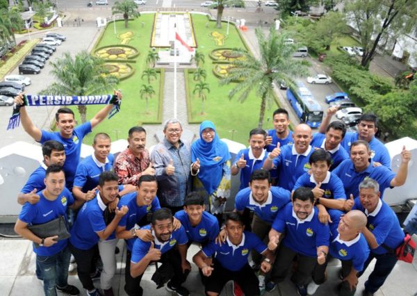 Gubernur Jabar Ahmad Heryawan saat Coffee Morning bersama Persib di Menara Gedung Sate Bandung, Rabu (15/3). by Humas Pemprov Jabar