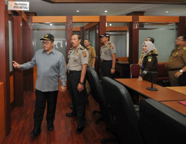 Gubernur Jabar Ahmad Heryawan saat meresmikan Sekretariat Saber Pungli Jabar, di Gedung B lantai dua Gedung Sate Bandung, Senin (27/3). by Humas Pemprov Jabar