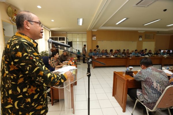Sekda Kab Bandung Ir. H.Sofian Nataprawira, MP saat menerima Tim Penilai Pangripta Nusantara di Aula Kantor Bappeda Kab Bandung, Soreang, Kamis (2/3). by Humas Pemkab Bandung