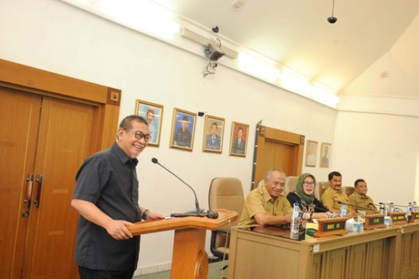 Wagub Jabar Deddy Mizwar saat Rakor Kajian Lingkungan Hidup Strategis (KLHS) RPJMD Kabupaten/Kota, di Ruang Dapat Soehoed Warnaen Bappeda Jabar, Bandung, Selasa (18/4). by Humas Pemprov Jabar