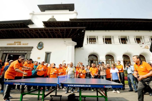 Wagub Jabar Deddy Mizwar dan Sekda Jabar Iwa Karniwa bertenis meja saat pembukaan Porsetda, di halaman Gedung Sate, Senin (17/4). by Humas Pemprov Jabar