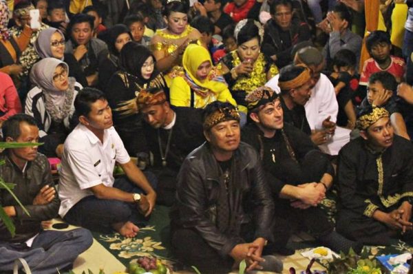 Bupati Bandung H. Dadang M Naser dan Ketua FKBS Hj. Nia Kurnia M Naser lalajo Pojok Si Cepot bersama warga Kampung Cilodong, Desa Karangtunggal, Kec Paseh, Kamis (13/4). by Humas Pemkab Bandung