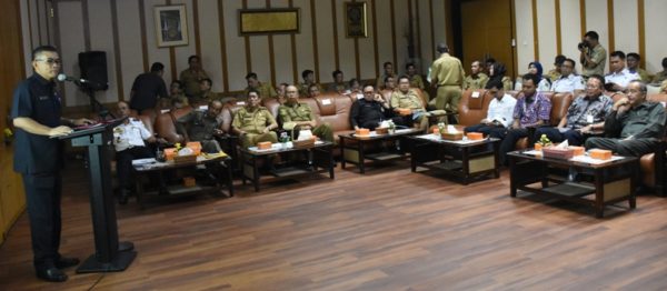 Kepala Bappeda Ir. H. Ernawan Mustika.,M.Si saat ekspose RPJMD sebagai salah satu indikator penilaian SAKIP di Bale Winaya Soreang, Selasa (11/4). by Humas Pemkab Bandung