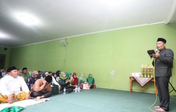 Wali Kota Bandung Ridwan Kamil saat membuka Musyabaqoh Kitab Kuning di Pondok Pesantren Miftahul Falah, Jalan Gedebage Selatan, Kota Bandung, Kamis (6/4). by Meiwan Humas Pemkot Bandung.