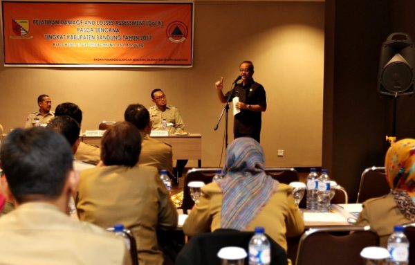 Sekda Kab Bandung selaku Kepala BPBD Kabupaten Bandung, Ir. H. Sofian Nataprawira, MP., saat Pelatihan Damage and Losses Assessment di Hotel Kytos Bandung, Senin (17/4). by Humas Pemkab Bandung
