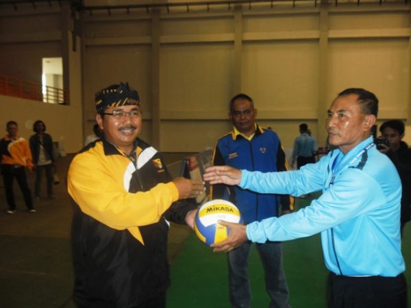 Kepala Dinas Pemuda dan Olahraga (Dispora) Kab Bandung Drs H Akhmad Djohara,M.Si secara simbolis membuka Invitasi Voli Putra Bupati Cup di Gelora Sabilulungan, Sabtu (20/5). by iwa/bbcom