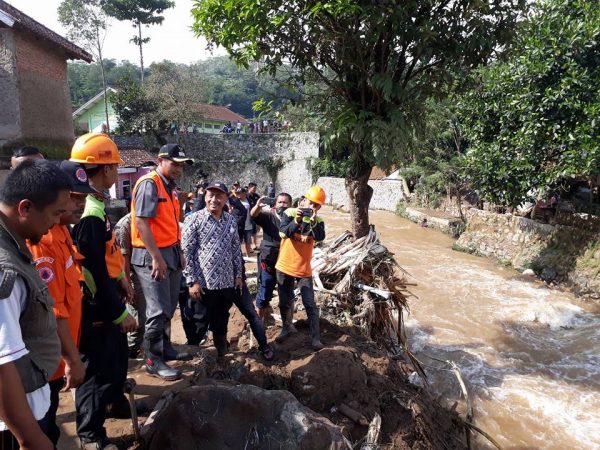 Wakil Bupati Bandung Gun Gun Gunawan meninjau dan memberi bantuan kepada korban bencana banjir bandang di Kecamatan Ciwidey dan Pasirjambu, Kamis (4/5). by Kominfo Pemkab Bandung