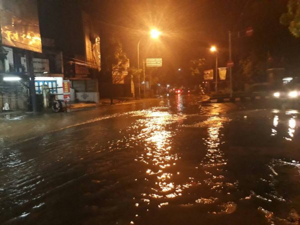 Banjir cileuncang yang terjadi di pertigaan Warung Lobak atau Tugu Strowbery, Desa Gandasari Kec Katapang, Senin (8/5) malam. by ist
