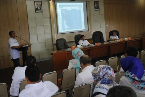 Asisten Ekonomi dan Kesejahteraan Rakyat (Ekjah) Sekretariat Daerah H.Marlan,S.Ip., M.Si saat sosialisasi Simontepra, di Bale Kandaga Soreang, Rabu (10/5). by Vita Kominfo Kab Bdg