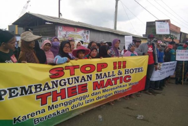 Ratusan warga Majalaya menggelar aksi unjuk rasa di depan Kantor Pemasaran Mall dan Hotel Thee Matic yang berlokasi di Jalan Anyar, Desa Majasetra, Kecamatan Majalaya, Kabupaten Bandung, Jumat (28/4). by Edi Rahayu