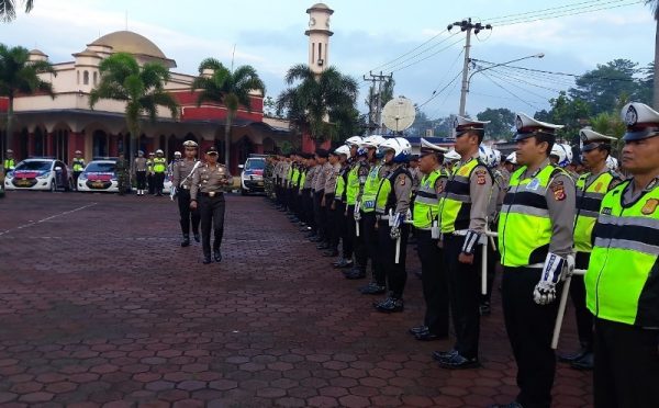 Kapolres Bandung AKBP M.Nazly Harahap.Sik memimpin apel gelar pasukan dalam rangka Operasi Patuh Lodaya 2017, di Lapang Mapolres Bandung, Selasa (9/5). by bb8