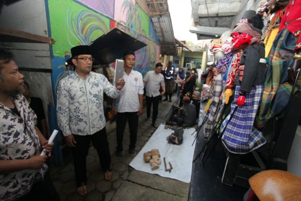 Wali Kota Bandung Ridwan Kamil mengunjungi Kampung Kreatif Dago Pojok, Minggu (21/5). by Humas Pemkot Bdg 