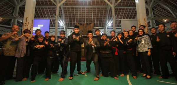 Wali Kota Bandung Ridwan Kamil saat menerima Masyarakat Pencak Silat Indonesia (MASPI) di Pendopo Kota Bandung, Kamis (4/5) malam. MASPI akan tampil di Markas UNESCO, di Kota Paris, Perancis. by Meiwan Humas Pemkot Bandung