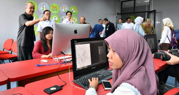 Sekda Kab Bandung, Ir. Sofian Nataprawira, MP., mengunjungi lab-lab yang ada di Gedung TUCC, Selasa (9/5). by Humas Pemkab Bandung