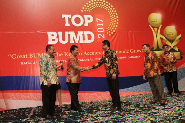 Bupati Bandung H.Dadang.Naser,SH.,M.Ip, menerima penghargaan Top Pembina Badan Usaha Milik Daerah (BUMD) tahun 2017 atas PT. BPR Kertaraharja pada acara Top BUMD 2017 "Great BUMD: The Key to Accelerate Economic Growth", di Balai Kartini Jakarta, Rabu (24/5). by ist