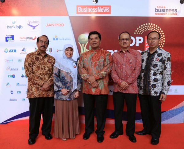 Bupati Bandung H.Dadang.Naser,SH.,M.Ip, menerima penghargaan Top Pembina BUMD) atas PT. BPR Kertaraharja pada acara Top BUMD 2017 "Great BUMD: The Key to Accelerate Economic Growth", di Balai Kartini Jakarta, Rabu (24/5). by ist