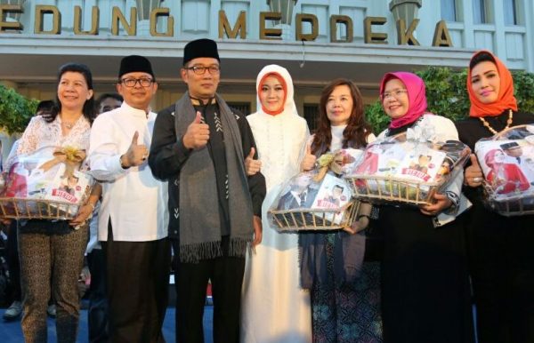Wali Kota Bandung Ridwan Kamil saat Buka Bersama On The Street (Bubos) di sepanjang Jalan Asia Afrika, Sabtu (17/6). by Humas Pemkot Bdg