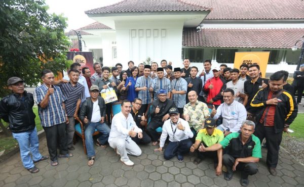 Wali Kota Bandung Ridwan Kamil memberangkatkan 9 bis mudik menuju sejumlah daerah di Jawa Barat di Pendopo di Bandung, Rabu (21/6). by Humas Pemkot Bdg