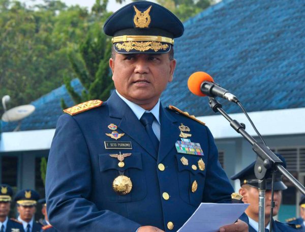 Komandan Korpaskhas Marsekal Muda TNI T. Seto Purnomo membacakan sambutan Presiden Ir. H. Joko Widodo pada upacara Peringatan Hari Lahir Pancasila, di lapangan Pusdiklat Paskhas, Margahayu, Kab Bandung, Kamis (1/6). by Penpaskhas