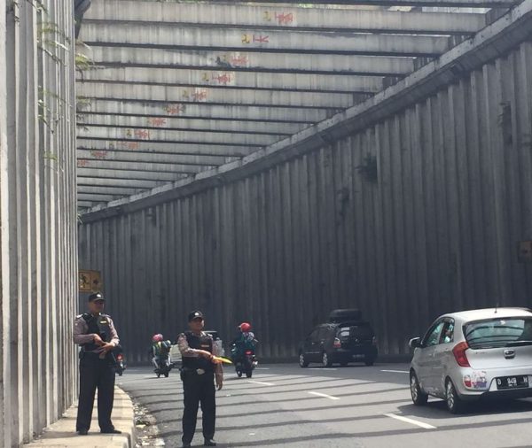 Personil Polres Bandung jaga terowongan Lingkar Nagreg. by bb8