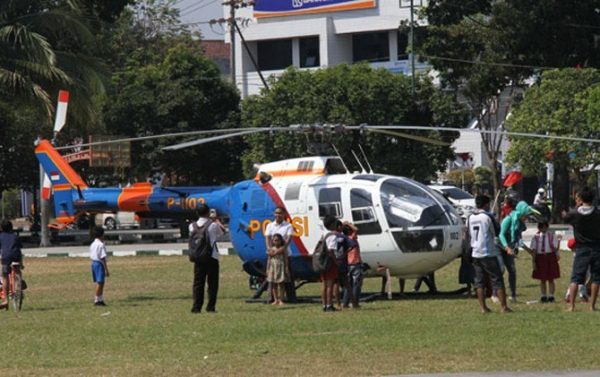 Kantor Basarnas Bandung menyiapkan helikopter di jalur Nagreg