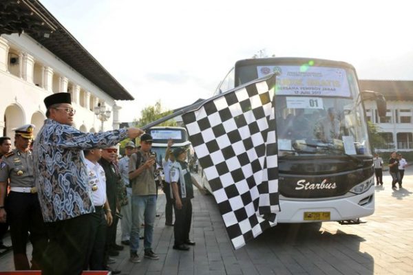 Gubernur Jawa Barat Ahmad Heryawan melepas bus para peserta mudik gratis di Halaman Depan Gedung Sate, Sabtu (17/6). by Humas Pemprov Jabar