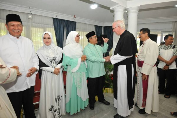 Ribuan masyarakat dari berbagai kalangan dan daerah di Jawa Barat berbondong-bondong datang ke Gedung Negara Pakuan Kota Bandung untuk bersilaturahim dengan Gubernur Jabar Ahmad Heryawan dan Wagub Deddy Mizwar, Minggu (25/6). by Humas Pemprov Jabar