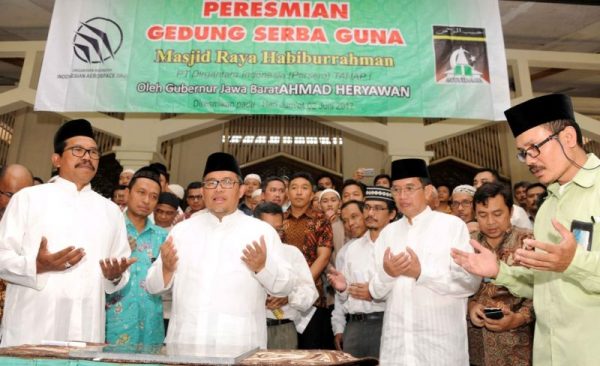 Gubernur Jabar Ahmad Heryawan meresmikan Gedung Serbaguna Masjid Habiburrahman PT DI, Jumat (2/6/17). by Humas Pemprov Jabar
