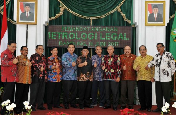Gubernur Jabar Ahmad Heryawan usai penandatanganan naskah kesepakatan bersama dengan 8 kokab di Jabar tentang pelayanan tera, tera ulang dan pengawasan metrologi legal di Gedung Sate, Jumat (16/6). by Humas Pemprov Jabar